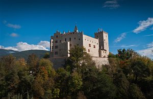 Castello di Brunico situato su una collina sopra la città della Rienza